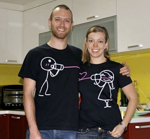 Baju dengan potongan asimetris yang kreatif